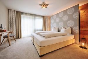Postel nebo postele na pokoji v ubytování Arlberg Stuben - das kleine, feine Hotel + 37 fotografií