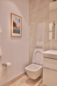 开普敦Eagles Eye, Aestetic escape with panoramic views的带马桶和水槽的白色浴室 更多20张照片