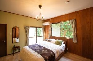 a bedroom with a bed and a window at nouveau marche ヌーボーマルシェ in Katori