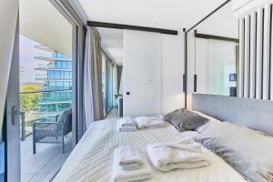 Posteľ alebo postele v izbe v ubytovaní Wave Sea View & SPA Apartment A756