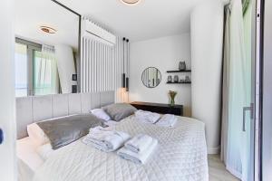 Posteľ alebo postele v izbe v ubytovaní Wave Sea View & SPA Apartment A756 + 37 fotografií