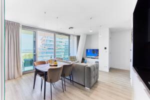 Televízia a/alebo spoločenská miestnosť v ubytovaní Wave Sea View & SPA Apartment A756