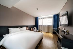 Postel nebo postele na pokoji v ubytování Rivertain Hotel Gyeongju