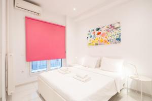 Uma cama ou camas num quarto em Amazing Modern Central Apt in Athens