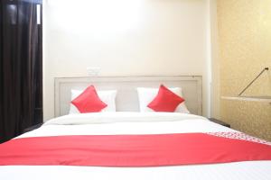 Postel nebo postele na pokoji v ubytování Hotel O A P Residency