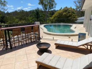 Φωτογραφία από το άλμπουμ του Brisbane Palm Springs-Inspired Home on Golf Course σε Mount Crosby