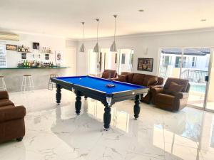 Φωτογραφία από το άλμπουμ του Brisbane Palm Springs-Inspired Home on Golf Course σε Mount Crosby