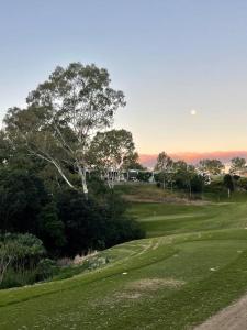 Φωτογραφία από το άλμπουμ του Brisbane Palm Springs-Inspired Home on Golf Course σε Mount Crosby