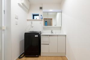 東京にある松江7丁目戸建の小さなキッチン(シンク、鏡付) +42枚の写真
