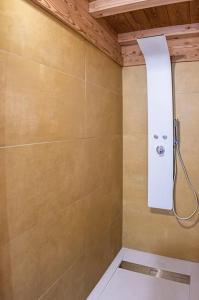 Ένα μπάνιο στο Chalet en bois et pierre avec Bain nordique