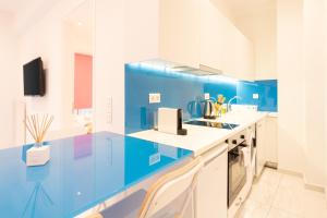 雅典Amazing Modern Central Apt in Athens的蓝色和白色的厨房,配有台面