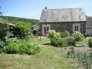 an old stone house in the garden at L'Encre in Blismes