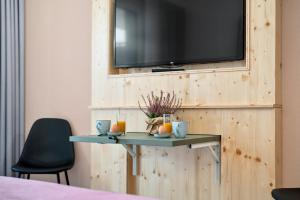TV a/nebo společenská místnost v ubytování Arbio I Rooms & Apartments Freiburg + 37 fotografií