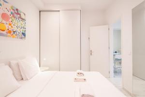 雅典Amazing Modern Central Apt in Athens的白色卧室配有床和镜子 更多11张照片