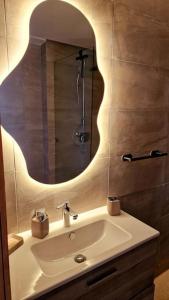 łazienka z umywalką i lustrem w obiekcie L'élégance Taghazout w mieście Taghazout