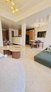 duży salon z łóżkiem i stołem w obiekcie L'élégance Taghazout w mieście Taghazout