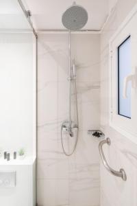 Uma casa de banho em Amazing Modern Central Apt in Athens