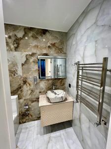 un baño con lavabo y espejo en 4 bedroom, 5 bathroom triangle, en Gabala