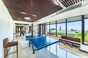 Stolní tenis v ubytování Vietsovpetro Ho Tram Beach Resort & Spa nebo okolí