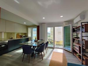 a kitchen and dining room with a table and chairs at Apartamento SEREN AGUA in Moledo