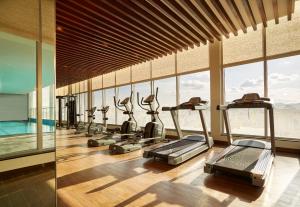 Das Fitnesscenter und/oder die Fitnesseinrichtungen in der Unterkunft Vivanta Pune, Hinjawadi