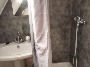 a bathroom with a shower curtain and a sink at Hypercentre, proche halage et rue principale in Redon +16 photos