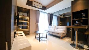 Posezení v ubytování Modern and Cozy 2BR at Grand Sungkono Lagoon Apartment By Travelio