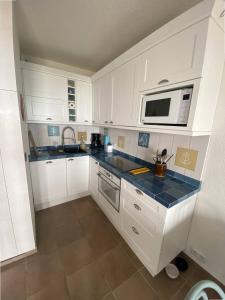 Кухня или мини-кухня в Appartement - balcon vue mer - place de parking -
