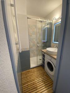 Ванная комната в Appartement - balcon vue mer - place de parking -