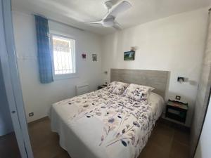 Кровать или кровати в номере Appartement - balcon vue mer - place de parking -