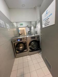 a washer and dryer in a laundry room at Beach Cosy Boat in Oeiras