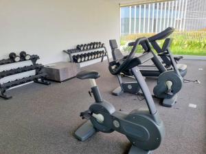 Fitness centrum a/nebo fitness zařízení v ubytování COZY 02 Bedroom Condo Near Ferry Terminal Batam
