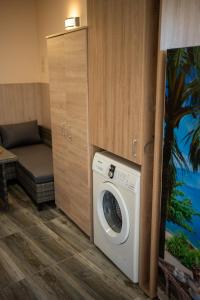 a washer and dryer in a room at Holiday Apartmanház Gyula in Gyula