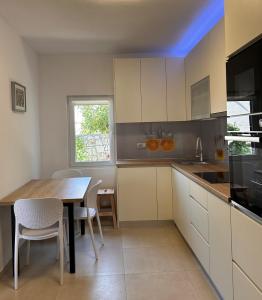Kuchyň nebo kuchyňský kout v ubytování Apartments Lucija