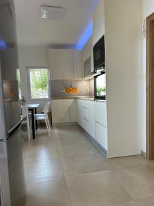 Kuchyň nebo kuchyňský kout v ubytování Apartments Lucija