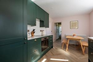 Køkken eller tekøkken på Queensberry Cottage + 17 billeder