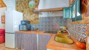 Η κουζίνα ή μικρή κουζίνα στο Cortijo San León Fuente de Piedra by Ruralidays