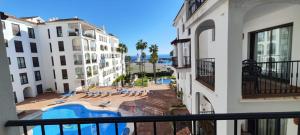 Swimmingpoolen hos eller tæt på Puerto de la Duquesa apartment