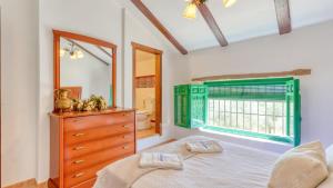 Ένα ή περισσότερα κρεβάτια σε δωμάτιο στο Cortijo San León Fuente de Piedra by Ruralidays +13 φωτογραφίες