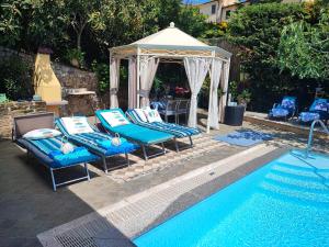 Piscina de la sau aproape de Villa Capo Corso