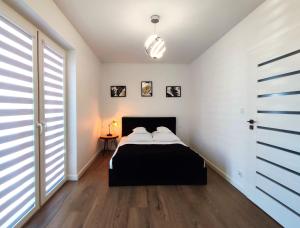 a bedroom with a bed and a window at Oxygen apartament nr 4 in Mielec