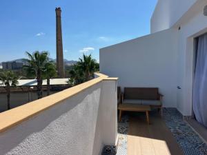 a balcony with a bench and a view of a building at ALZIRA BONITA Apto con terraza y cama balinesa les barraques in Alzira