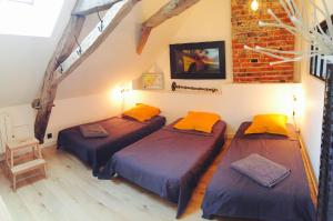 a room with three beds in a room at Maison 1440 - SPIRIT, logement Atypique Sport Auto in Laigné-en-Belin