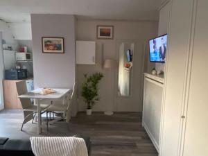 a living room with a table and a kitchen at Sonniges Studio in Rheine Nähe Zentrum in Rheine