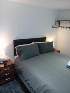 ブリドリントンにあるGarden roomのベッドルーム1室(大型ベッド1台、ナイトスタンド付)