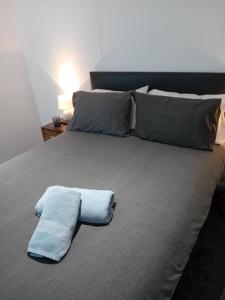 ブリドリントンにあるGarden roomのベッド1台(タオル2枚付)