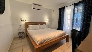 Ένα ή περισσότερα κρεβάτια σε δωμάτιο στο Hotel Les Flots Bleus +34 φωτογραφίες