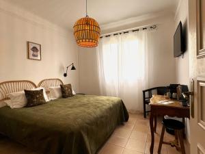 Ένα ή περισσότερα κρεβάτια σε δωμάτιο στο Hotel Les Flots Bleus