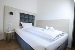 Postel nebo postele na pokoji v ubytování Hotel Kurparkblick