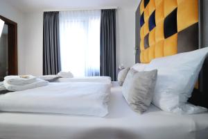 Postel nebo postele na pokoji v ubytování Hotel Kurparkblick